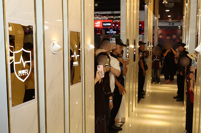 무대로 향하는 선수들을 찍기 위해 팬들이 몰려 들었다.