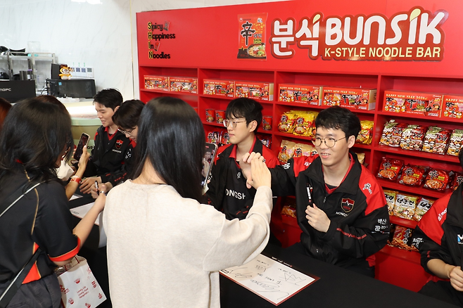 행사의 마지막 순서로 사인회가 시작됐다.