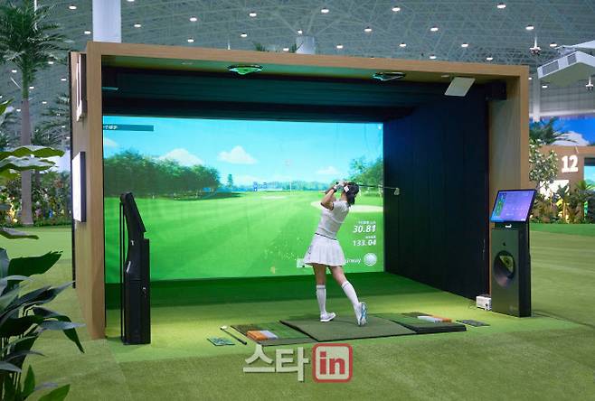 골프존 시티골프 중국 2호 연길점에서 한 여성 골퍼가 게임을 즐기고 있다. (사진=골프존)