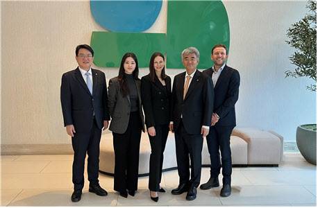 지난 16일 대우건설 정원주 회장은 쿠슈너 컴퍼니 대표를 만나 공동 투자 및 주거개발사업 협력 가능성을 논의했다. 사진 왼쪽부터 대우건설 한승 해외사업단장, 정원주 대우건설 회장 장녀 정서윤 씨, 니콜 쿠슈너 마이어(Nicole Kushner Meyer) 쿠슈너 컴퍼니 대표, 정원주 회장, 닉 마키(Nick Maki) 쿠슈너 컴퍼니 최고투자책임자(CIO)