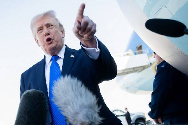 도널드 트럼프 미국 대통령이 23일(현지시간) 플로리다 웨스트팜비치 팜비치국제공항에서 에어포스원 탑승에 앞서 기자들과 대화하고 있다. 트럼프 대통령은 이날 미국과 이란 간 협상에서 주요 쟁점에 대한 합의가 있다고 밝히며, 이란이 핵무기 개발 야심과 농축 우라늄 보유를 포기해야 한다고 강조했다. 또 협상은 이란 최고지도자가 아닌 고위급 인사와 진행되고 있다고 말했다. (사진=AFP)