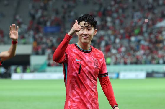 2026 북중미 월드컵 아시아 지역 2차 예선 C조 6차전 한국과 중국의 경기에서 1-0으로 승리한 한국 손흥민이 관중을 향해 인사하고 있다. [사진 연합뉴스]