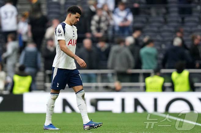 토트넘 공격수 도미닉 솔랑케가 22일(한국시간) 영국 런던의 토트넘 홋스퍼 스타디움에서 열린 노팅엄 포레스트와 홈 경기에서 완패 후 아쉬워하고 있다. ⓒ AFP=뉴스1