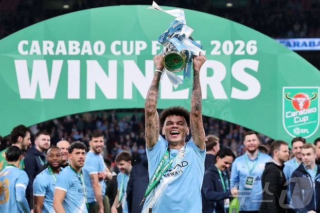 맨체스터 시티의 니코 오라일리가 23일(한국시간) 영국 런던에서 열린 아스널과 리그컵 결승전에서 승리 후 우승 트로피르를 들어 올리고 있다.  ⓒ AFP=뉴스1