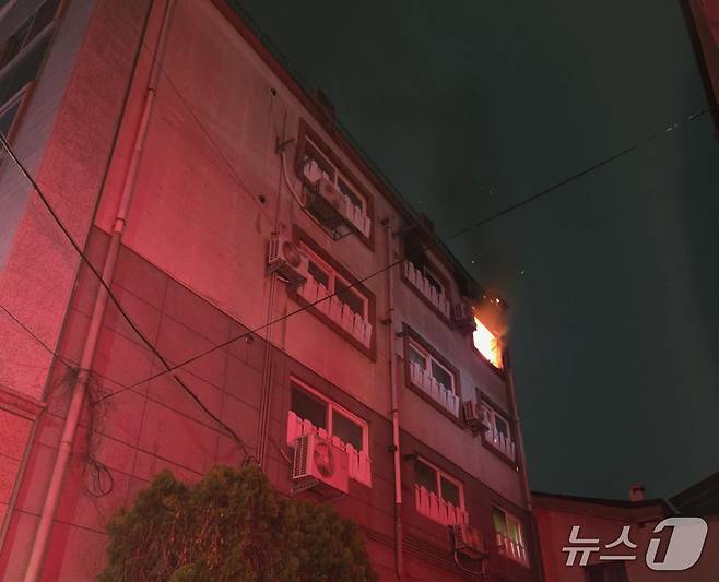 지난 18일 오전 3시 38분쯤 광주 남구 월산동의 한 빌라에서 불이 난 모습.(광주 남부소방 제공. 재판매 및 DB 금지)