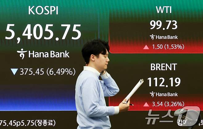 중동분쟁 불확실성 고조로 국제유가가 급등하고 있는 23일 오후 서울 중구 하나은행 딜링룸 전광판에 국제 유가 선물이 표시되어 있다. 2026.3.23 ⓒ 뉴스1 최지환 기자