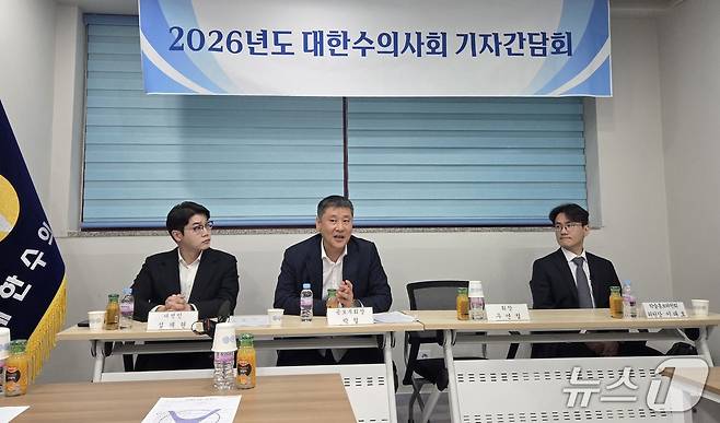 대한수의사회 제28대 집행부에서 공보를 담당하게 된 설채현 대변인(왼쪽부터), 박철 공보부회장, 이태호 학술홍보위원장 ⓒ 뉴스1 한송아 기자