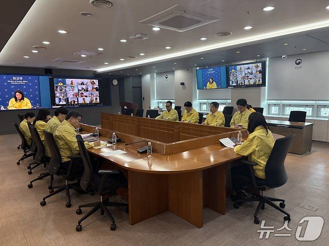 김진아 외교부 2차관이 23일 중동 지역 정세 관련 재외국민보호대책본부 회의를 주재하고 있다. 2026.03.23. (외교부 제공)