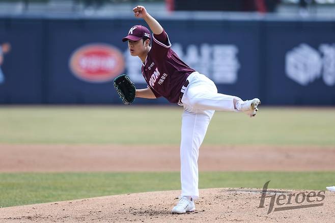 키움 정현우가 20일 수원케이티위즈파크에서 열린 2026 KBO리그 시범경기 KT전에 등판해 역투하고 있다. 사진 | 키움 히어로즈