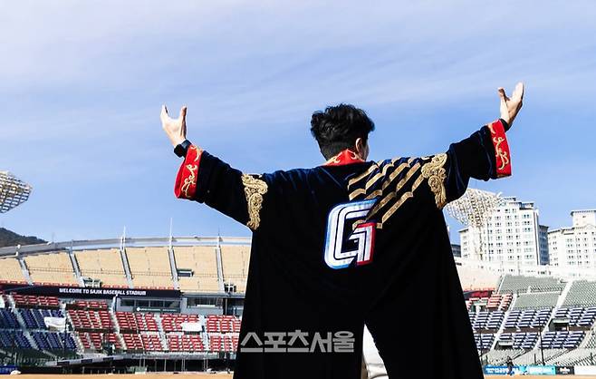 롯데 조지훈 응원단장이 포즈를 취하고 있다. 사진 | 조지훈