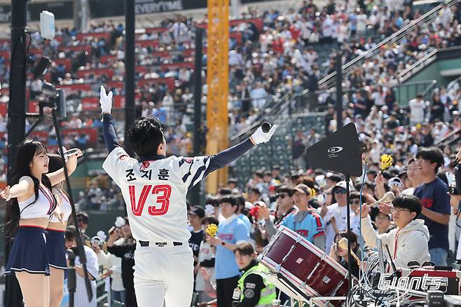 조지훈 응원단장이 응원 유도를 하고 있다. 사진 | 롯데 자이언츠