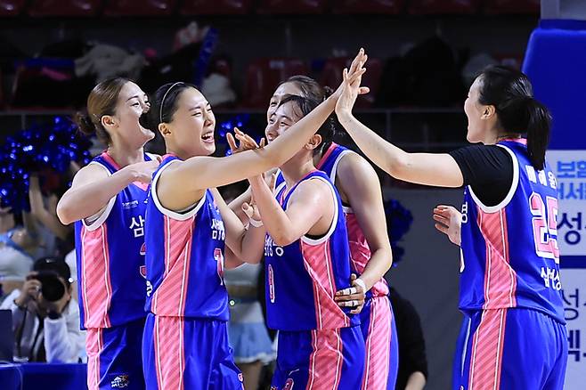 용인 삼성생명이 용인실내체육관에서 열린 2025~2026 BNK금융 여자프로농구 정규시즌 4라운드 청주 KB전에서 하이파이브를 하고 있다. 사진 | WKBL