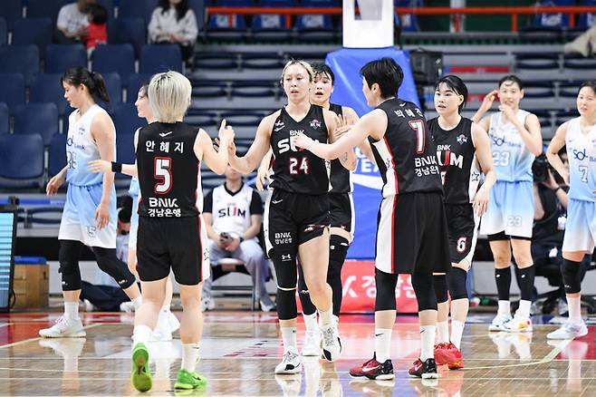 부산 BNK 선수들이이 부산 사직체육관에서 열린 BNK금융 2025~2026 여자프로농구 6라운드 신한은행전에서 하이파이브를 하고 있다. 사진 | WKBL