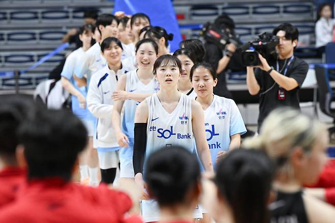 신한은행 선수들이 22일 사직체육관에서 열린 BNK금융 2025~2026 여자프로농구 정규리그 BNK전 승리 후 하이파이브를 위해 도열하고 있다. 사진 | WKBL