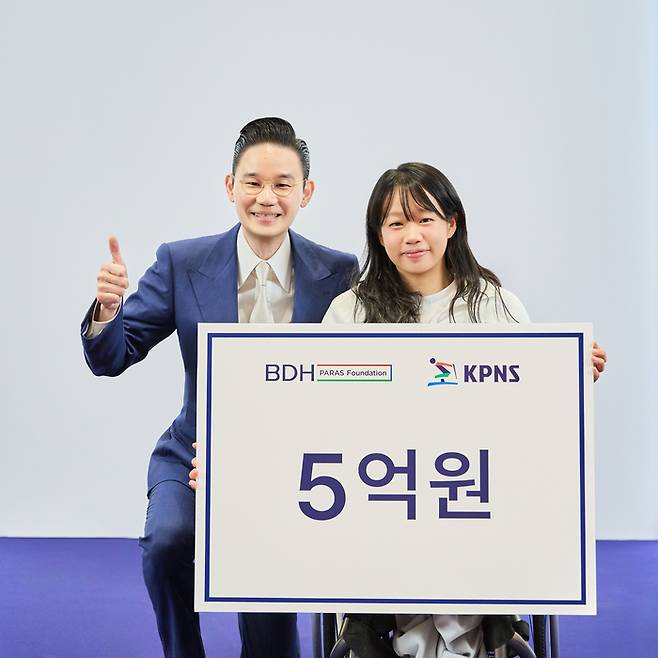 대한장애인노르딕스키연맹 배동현 회장이 2026 밀라노·코르티나 동계패럴림픽에서 금메달 2개, 은메달 3개 획득한 김윤지에게 포상금 5억원을 수여했다. 사진 | BDH재단
