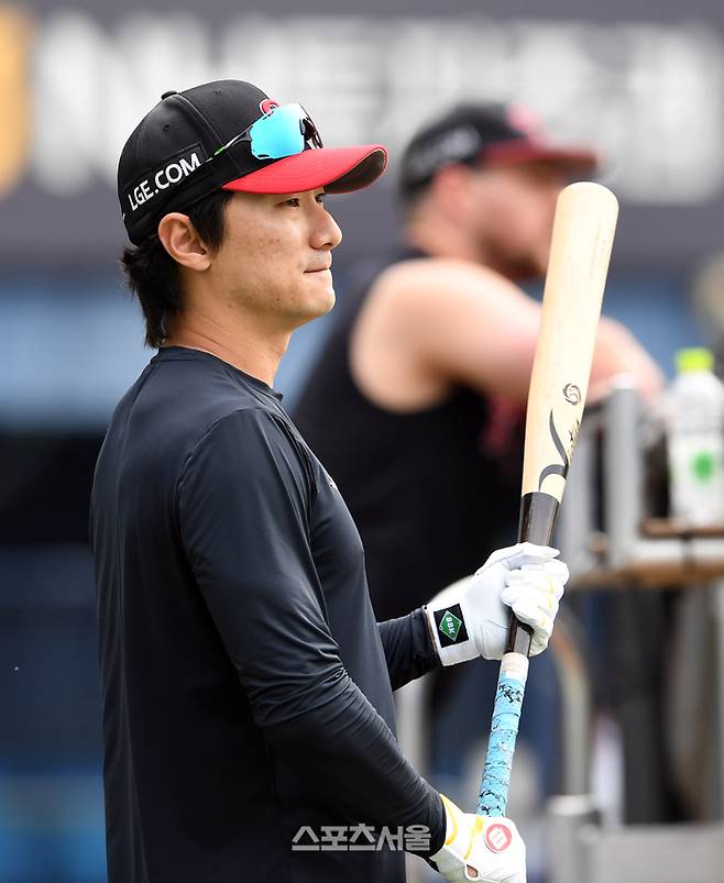 LG 신민재가 26일 서울 잠실구장에서 열리는 2025 KBO리그 한화와 한국시리즈 1차전에 앞서 동료들의 훈련을 지켜보고 있다. 잠실 | 박진업 기자 upandup@sportsseoul.com