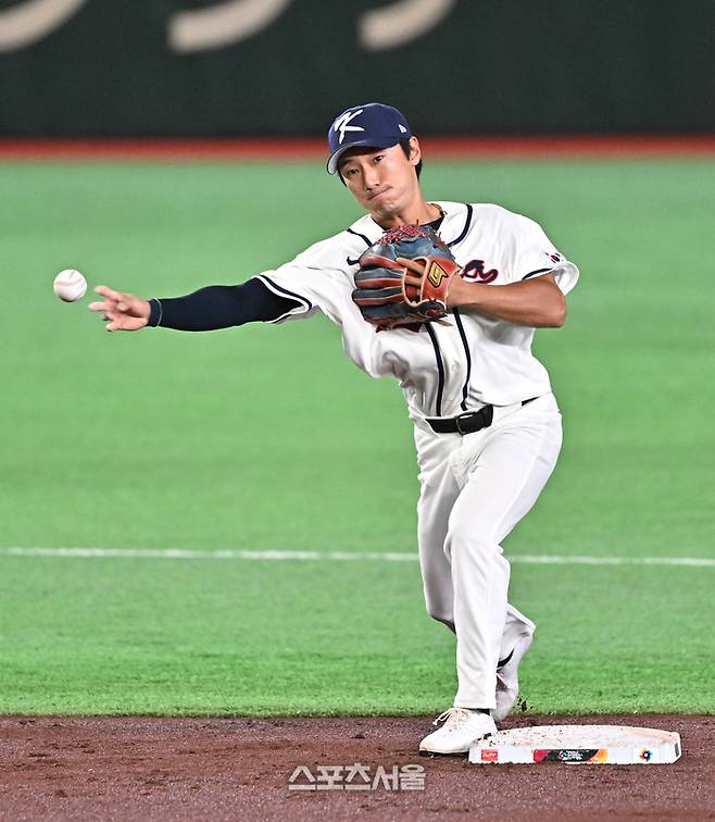 WBC 대한민국 야구대표팀의 신민재가 4일 일본 도쿄 도쿄돔에서 진행된 첫 훈련 중 수비 연습을 하고 있다. 도쿄(일본) | 박진업 기자 upandup@sportsseoul.com
