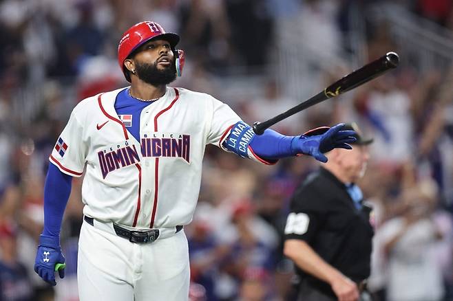 도미니카공화국 대표팀 주니어 카미네로가 8일(현지시간) 미국 플로리다주 마이애미 론디포 파크에서 열린 2026 월드베이스볼클래식(WBC) 네덜란드전에서 5회 3점 홈런을 치고 있다. 사진 | 마이애미=AFP연합뉴스