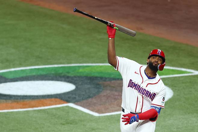 도미니카공화국 대표팀 주니어 카미네로가 15일(현지시간) 미국 플로리다주 마이애미 론디포 파크에서 열린 2026 WBC 미국전에서  2회 솔로 홈런을 터뜨린 뒤 환호하고 있다. 사진 | 마이애미=AFP연합뉴스