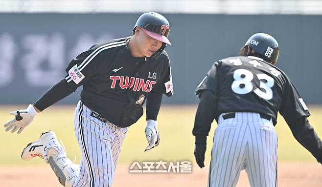 LG 이재원이 17일 수원 KT위즈파크에서 열린 2026 KBO리그 시범경기 KT전 1회초 우중월 홈런을 날린 후 정수성 코치와 하이파이브를 하고 있다. 수원 | 최승섭 기자 thunder@sportsseoul.com