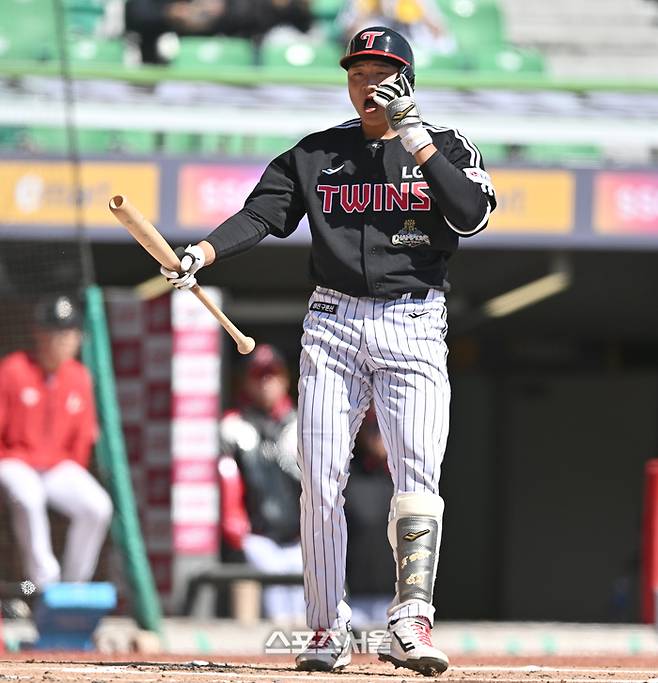 LG 이재원이 19일 인천 SSG랜더스필드에서 열린 2026 KBO리그 시범경기 SSG전 2회초 무사1루 삼진을 당한 후 아쉬워하고 있다. 문학 | 최승섭 기자 thunder@sportsseoul.com