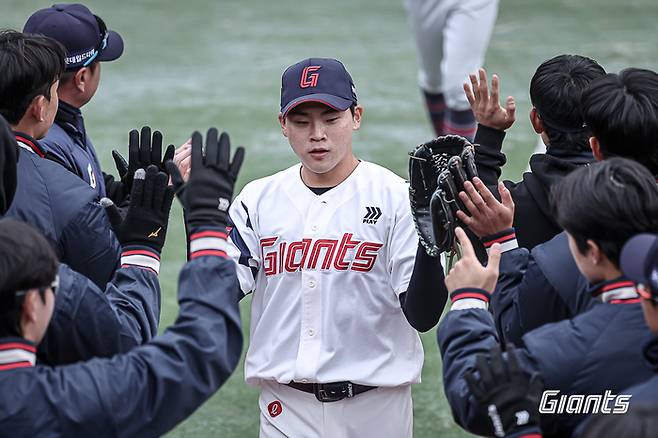 롯데 박찬형이 12일 부산 사직구장에서 열린 2026 KBO리그 KT전에서 동료들과 하이파이브를 하고 있다. 사진 | 롯데 자이언츠