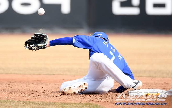 12일 대전한화생명볼파크에서 열린 KBO리그 한화 이글스와 삼성 라이온즈의 시범경기. 3회말 1사 1루 한화 오재원 내야 땅볼 때 삼성 투수 양창섭 송구를 유격수 이재현이 포구에 실패하고 있다. 대전=박재만 기자 pjm@sportschosun.com/2026.03.12/