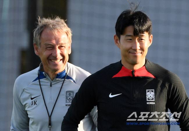 대한민국 축구대표팀이 4일(현지시간) 카타르 도하 알 아글라 트레이닝 센터에서 훈련을 진행했다. 클린스만 감독, 손흥민이 훈련을 준비하고 있다. 도하(카타르)=박재만 기자 pjm@sportschosun.com/2024.02.04/