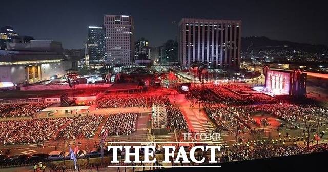 완전체로 돌아온 방탄소년단(BTS), 그들이 선택한 복귀 무대는 예상보다 훨씬 파장이 컸다. 서울 한복판, 그것도 역사와 정치, 문화가 교차하는 공간에서 열린 이번 공연은 K-POP의 위상을 '장르'에서 '국가적 문화 자산'으로 끌어올린 결정적 장면이 됐다. /뉴시스