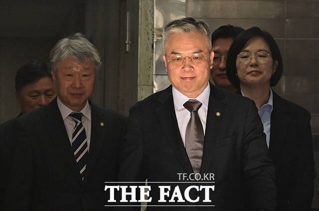 3대 특검팀의 미진한 수사 및 새로운 의혹을 수사하는 2차 종합특검팀에 임명된 법무법인 지평 소속 권창영 변호사와 특검보가 25일 오전 경기 과천에 마련된 특검 사무실 앞에서 열린 현판식에 참석하고 있다. /과천=임영무 기자