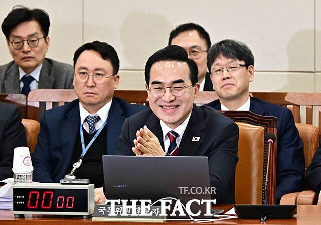 박홍근 기획예산처 장관 후보자(가운데)가 23일 오전 서울 여의도 국회 재정경제기획위원회에서 열린 인사청문회에 출석해 질의에 답변을 하고 있다. /국회=배정한 기자