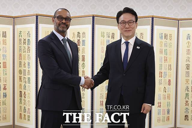 김민석 국무총리(오른쪽)가 23일 오전 서울 종로구 정부서울청사에서 마이클 해리스 뉴욕증권거래소 부회장과 만나 기념촬영을 하고 있다. /국무총리실