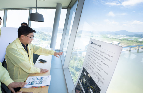 기후에너지환경부는 23일 최근 환경단체와 두 차례 연속 회의를 열고 물관리 정책 방향을 공유하고 협력 방안을 논의했다. 지난해 7월 24일 세종 세종보, 충남 공주보, 충남 백제보를 찾은 김성환 기후부 장관. / 기후부