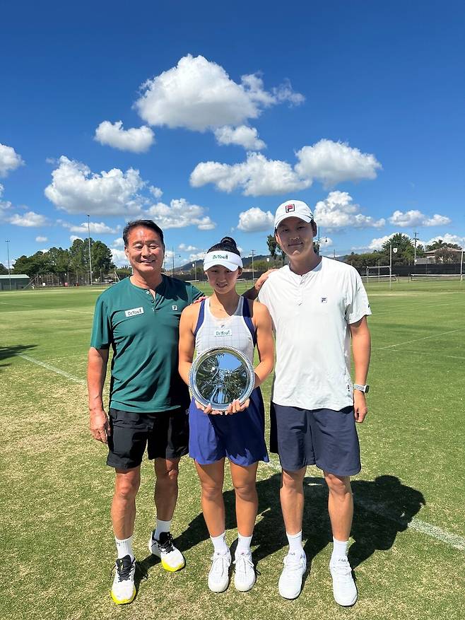 생애 첫 프로대회 우승을 한 이하음(가운데)과 전영대 단장, 김선용 코치(사진제공/오리온)