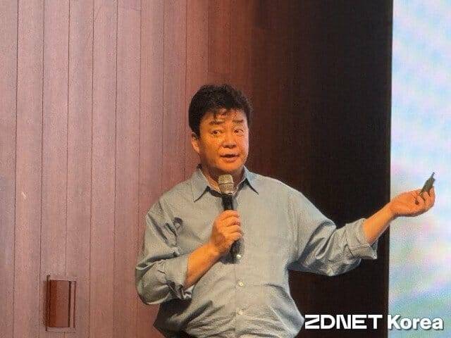 백종원 대표가 기자간담회에서 회사의 사업 모델에 대해 설명하고 있다