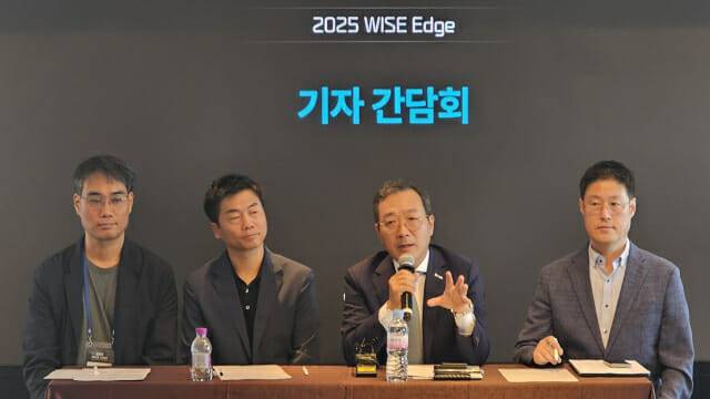 (왼쪽부터) 와이즈넛 권준성 AI혁신연구소장, 장정훈 CTO, 강용성 대표, 장주연 AI미래전략본부장. (사진=지디넷코리아)