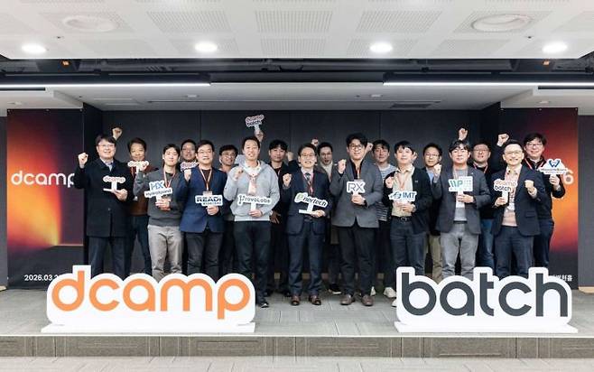 배치 6기에 최종 선발된 8개사 임직원이 단체사진을 촬영하고 있다. 디캠프