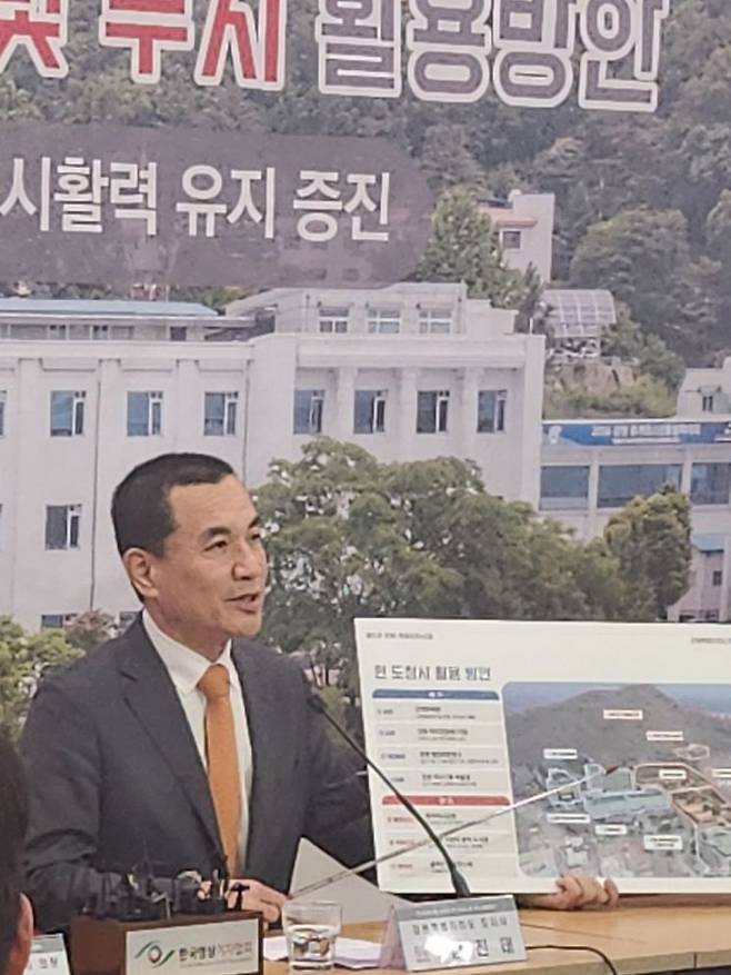 김진태 강원특별자치도지사는 23일 도청 브리핑룸에서 기자회견을 열고 '현 도청사 및 부지 활용방안'을 공식 발표하고 있다. 이종구 기자