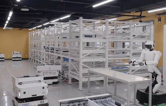 피지컬 AI '카이로스' 테스트베드 내부 전경. KAIST