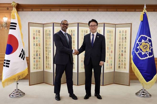 김민석 국무총리(오른쪽)가 23일 정부서울청사에서 마이클 해리스 뉴욕증권거래소(NYSE) 부회장을 만나 악수를 나누고 있다. 국무조정실