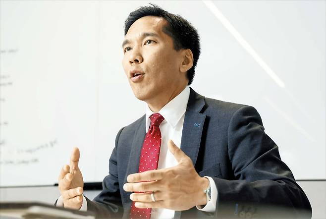 김병수 서던캘리포니아대(USC) 총장은 취임 후 구성원들이 인종차별 등 여러 주제에 대해 토론하는 ‘열린 대화 프로젝트’를 시작했다. 그는 “외국인 유학생이 많은 대학인 만큼, 구성원들이 다름을 인정하는 지적 용기를 가질 수 있도록 학교가 전폭 지원하겠다는 취지”라고 밝혔다. /장련성 기자