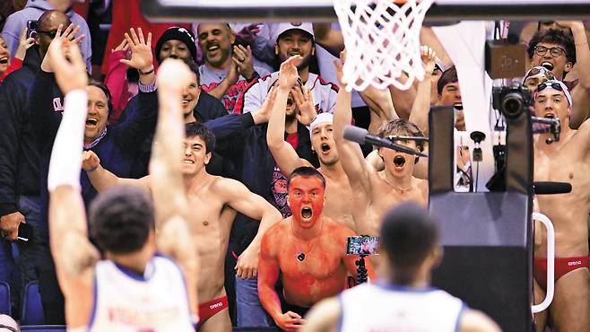 지난 18일 미국 오하이오주 데이턴 UD 아레나에서 열린 NCAA 남자 농구 토너먼트 ‘퍼스트 4’ 경기에서 마이애미(오하이오) 대학 수영부 선수들이 수영복을 입고 SMU 대학 포워드 코리 워싱턴의 자유투를 방해하고 있다. 마이애미 대학이 89대79로 승리하고 1라운드에 진출했다./게티이미지코리아