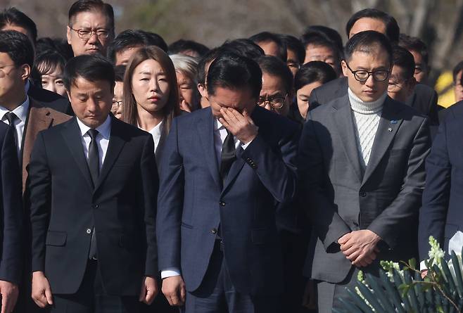 더불어민주당 정청래 대표가 23일 오전 경남 김해시 진영읍 봉하마을 노무현 전 대통령 묘역을 참배하며 눈물을 흘리고 있다. /연합뉴스