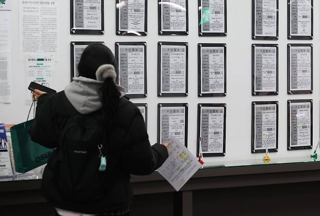 지난달 11일 서울 마포구 서울서부고용복지플러스센터에서 한 여성이 채용 게시판을 살펴보고 있다. /뉴스1