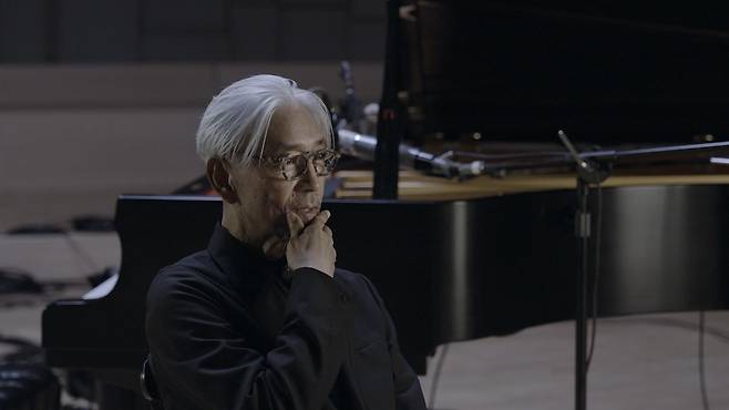 영화 '류이치 사카모토: 다이어리'에서 자신의 음악 세계를 설명하는 류이치 사카모토. 그의 마지막 3년을 담은 다큐로, 내달 1일 개봉한다./영화사진진