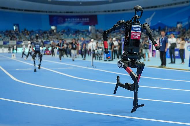 2025년 8월 17일 베이징에서 열린 로봇운동회에서 휴머노이드가 달리고 있다. /신화통신연합뉴스