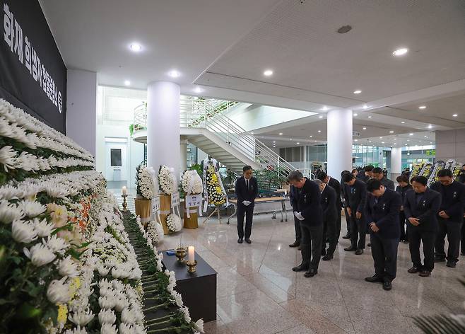 23일 정용래 청장과 유성구 공무원들이 대전시청에 마련된 대덕구 안전공업㈜ 화재 희생자 합동분향소를 찾아 조문하고 있다. 유성구 제공