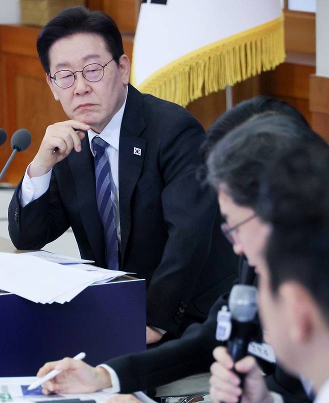 이재명 대통령이 지난 18일 청와대에서 열린 자본시장 안정과 정상화 간담회에서 이억원 금융위원장의 발언을 듣고 있다. ⓒ뉴시스