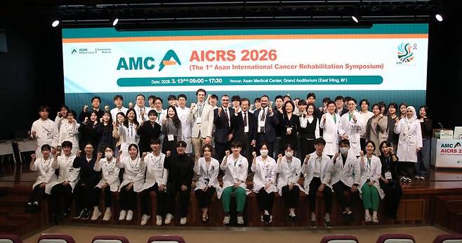 3월 13일 개최된 심포지엄에 참여한 연자 및 참석자들이 기념촬영을 하고 있다. ⓒ서울아산병원