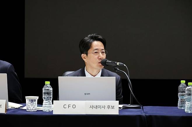 김희철 네이버 CFO(최고재무책임자)가 23일 성남 분당구 네이버 그린팩토리에서 열린 제27기 정기주주총회에서 사내이사로 선임된 후 발언하고 있다.ⓒ네이버
